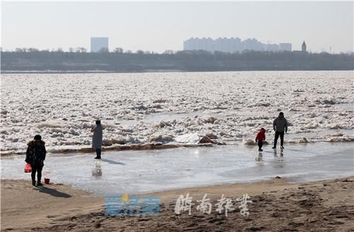 济南境内冰封黄河似玉带