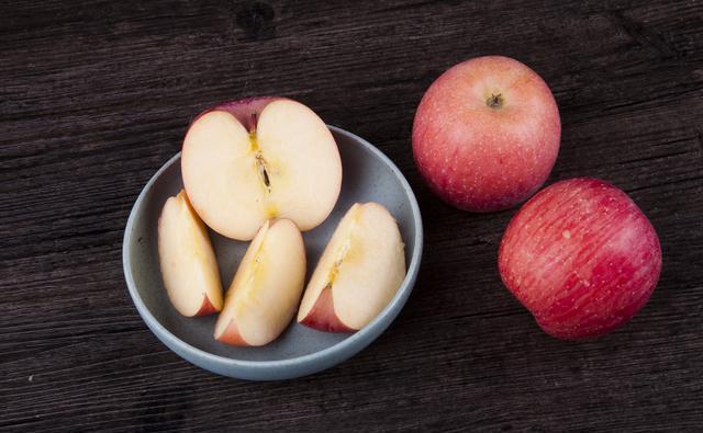 糖分|糖尿病人可以吃猕猴桃吗?医生:想稳定血糖,3种水果建议拉黑