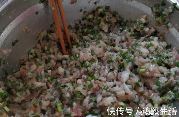 八爪鱼|老妈花100元买8斤海鲜,请吃海鲜大餐,到家我傻眼,涨知识了