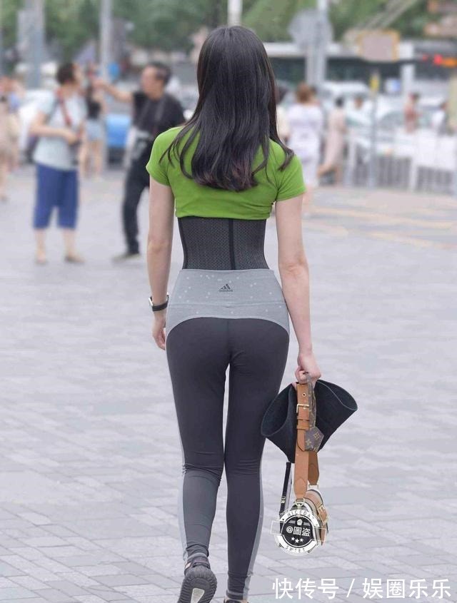 造型 打底裤既清新又美丽,才能造型美感进阶,真佩服她!