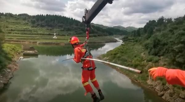 吊臂|“快看，河上面挂着只漂亮的白鸟！”贵州消防冒险救援……