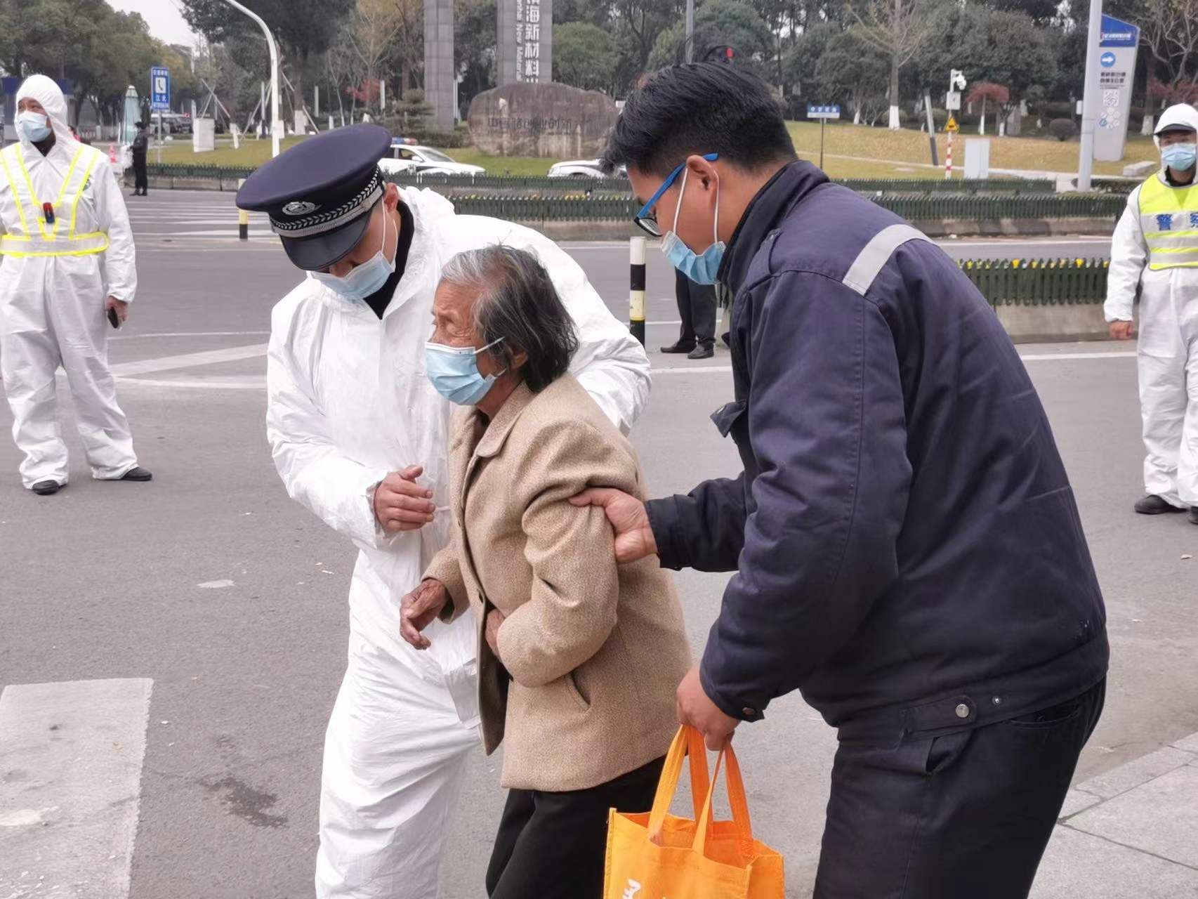 失约|“ 对不起，明年一定陪你过生日！”民警驰援镇海获群众点赞却对儿子屡次“爽约”