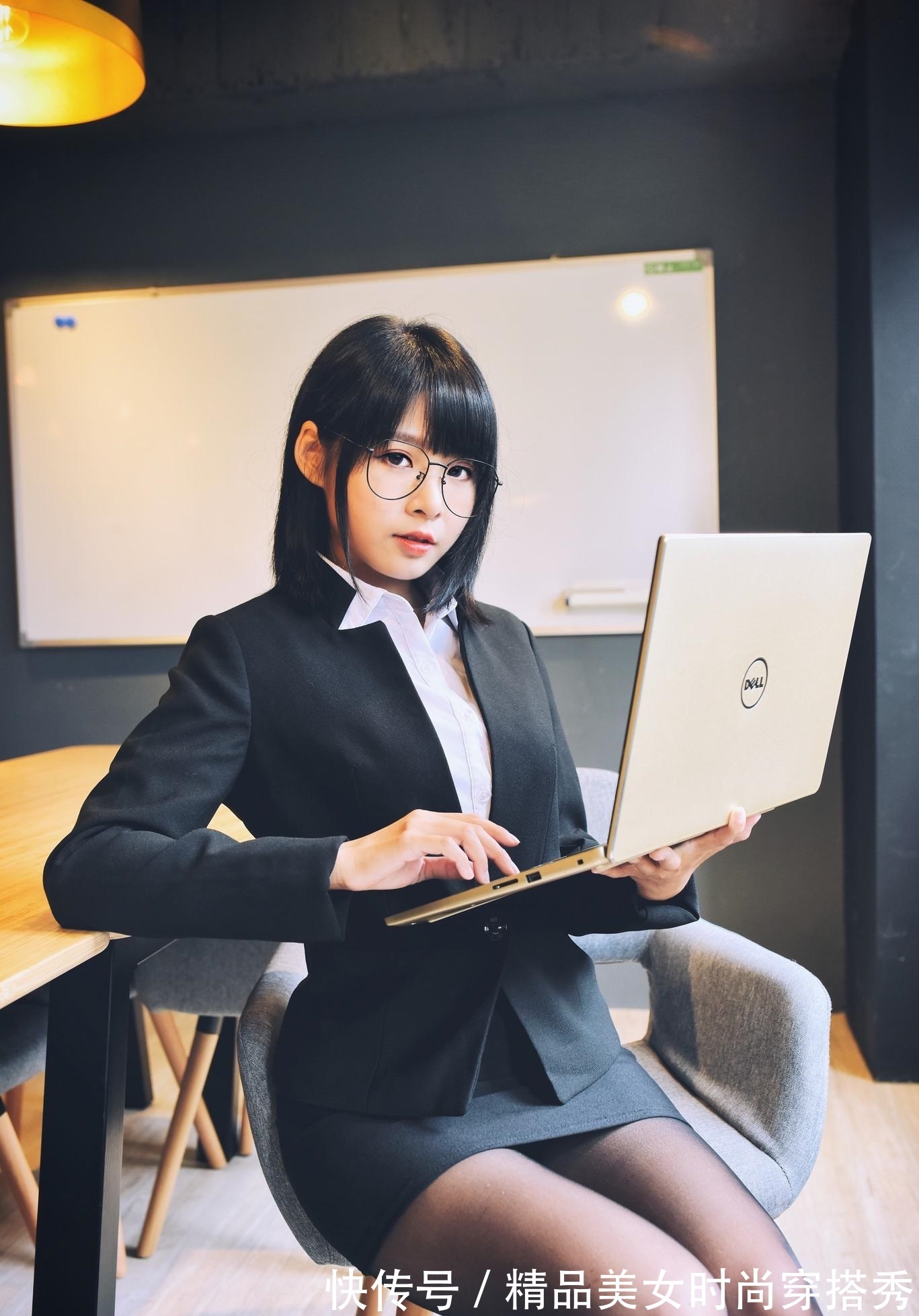 套裙 简约的白色衬衫,经典又干练,很是适合职场穿搭