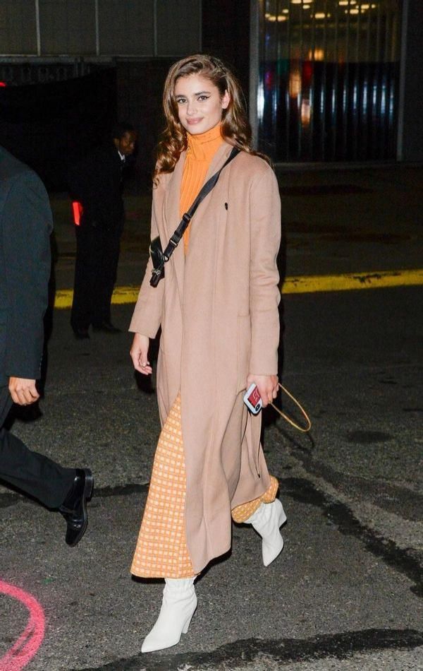 西班牙王后真时髦！碎花裙搭高跟鞋不落俗套，气场比同框男士还强