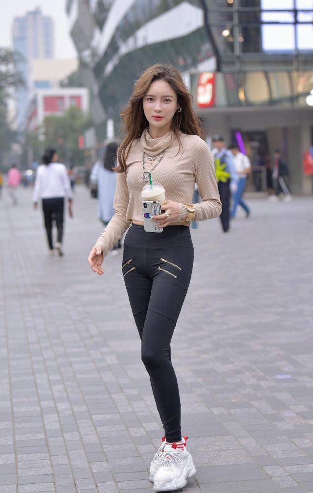 知性 浅咖色高领上衣,搭配黑色紧身裤,知性优雅很完美