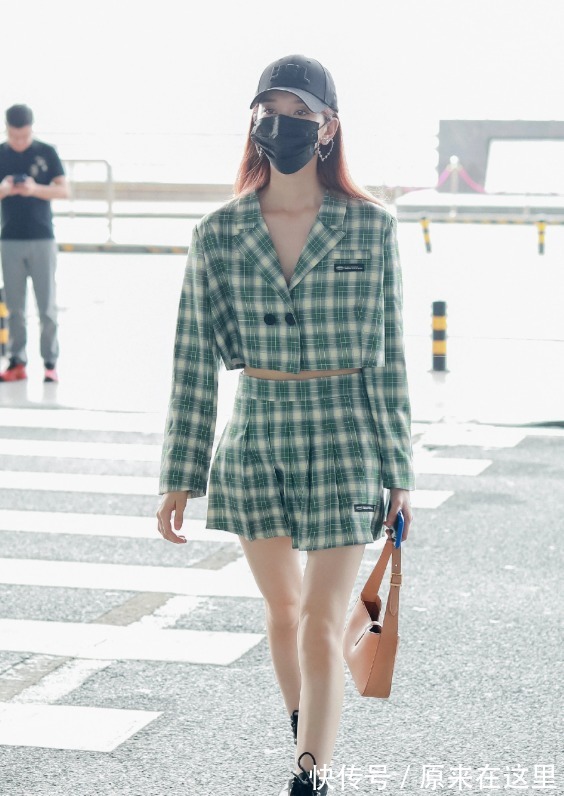 刘令姿路透生图曝光,穿短装清新自然,“芭比腰”像上帝亲手捏!