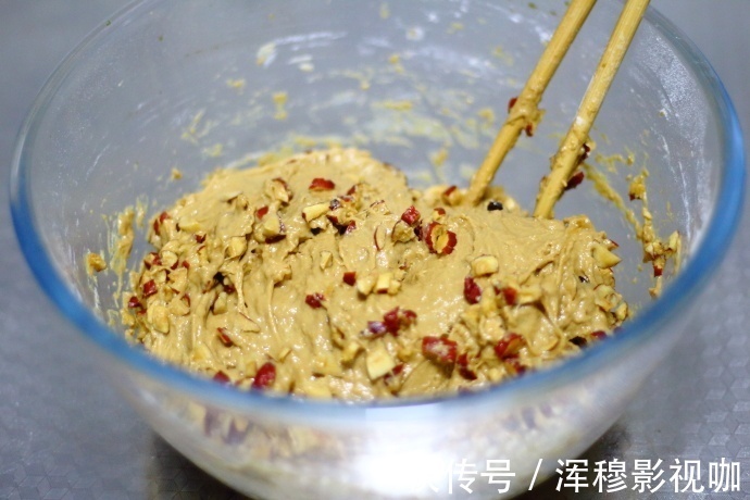 面粉只会做包子馒头不如做成发糕,一拌一蒸,又松软又香甜