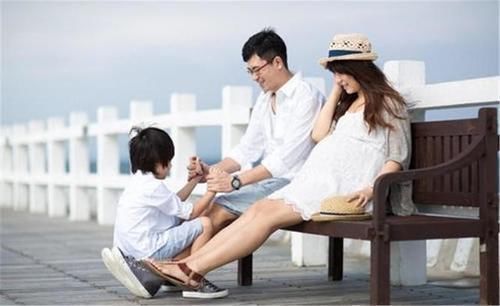 妹妹|哥哥帮妈妈哄妹妹午休,结果自己先睡着了,妈妈看后又暖心又好笑