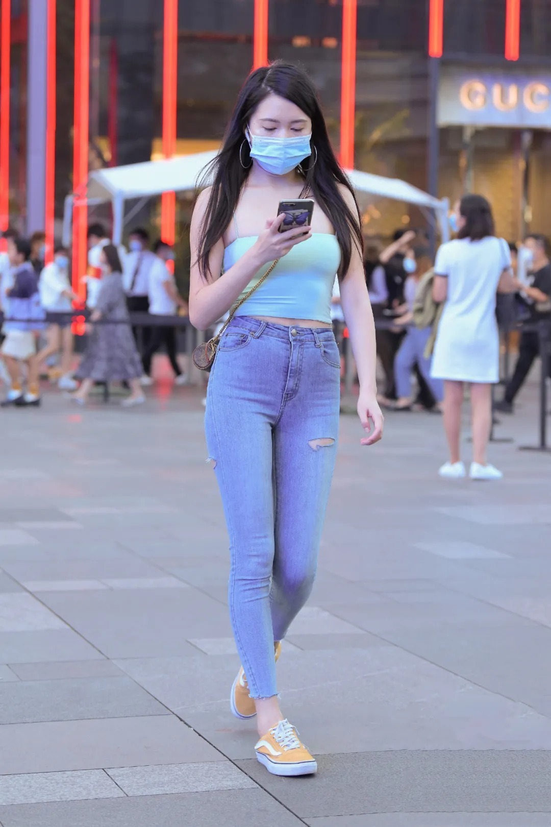 牛仔裤|穿牛仔裤的时尚女生