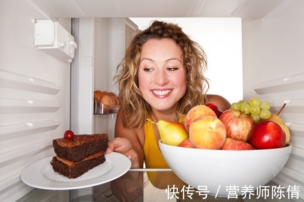 肥胖|一天中最容易发胖的三个时间被公布，管住嘴，体重就能蹭蹭往下降