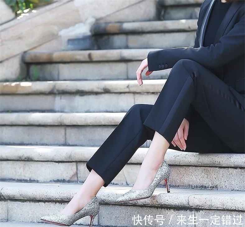 气质|尖头细跟穿着更显干练,迷人气质让你脱颖而出