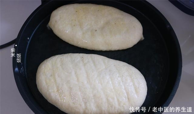 发面饼还可以这样做,大空心,加上自己爱吃的菜,人人喜欢