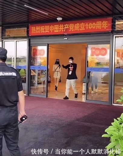 中餐厅5|赵丽颖回归《中餐厅5》，穿衬衫裙现身机场，遮挡严实漫画腿抢镜