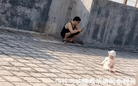 天台|奶爸带娃在天台“佛系”晒太阳火了,所谓父爱如山,一动不动