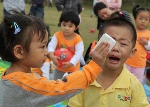 洋洋|什么家庭的孩子第一天上幼儿园不会哭?高级幼师:无非是这些家庭