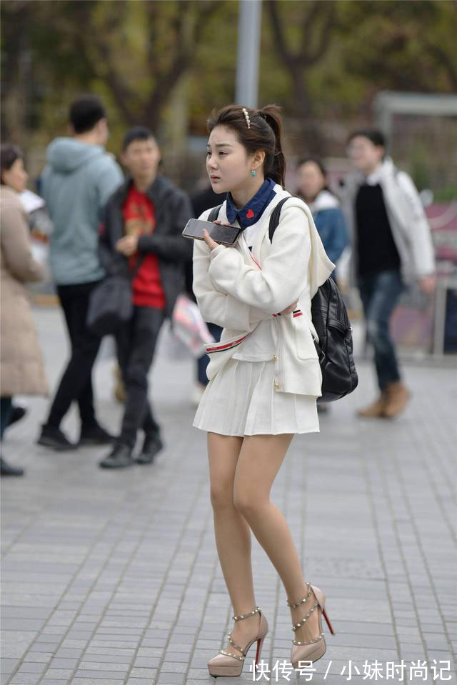 春天|街拍白色百褶裙气质美女,配10多厘米的细高跟,这样走路累吗?