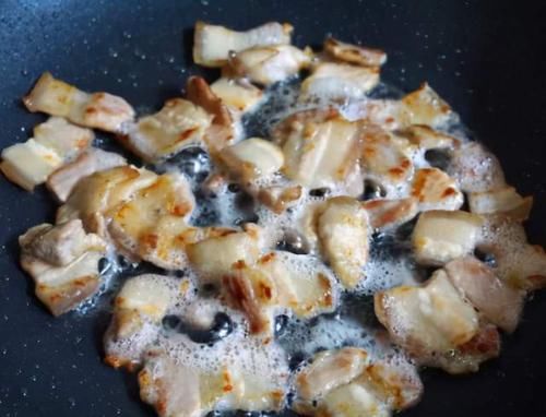 辣椒炒肉时，有人先炒辣椒有人先炒肉，教你饭店的做法，鲜嫩不腻