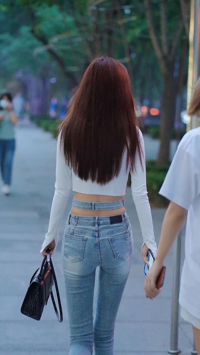 白色的T恤,不仅秀出迷人的锁骨,还展现出身体娇柔骨感