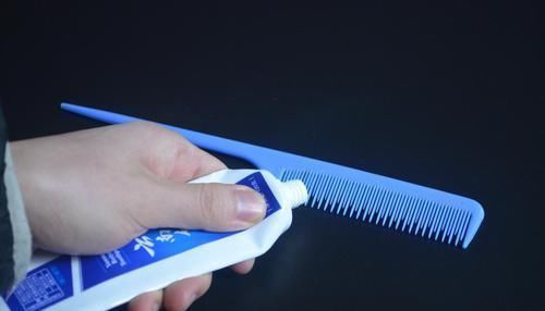 把牙膏涂抹在梳子上太实用了,我也是今天刚知道,看完尽快提醒家人