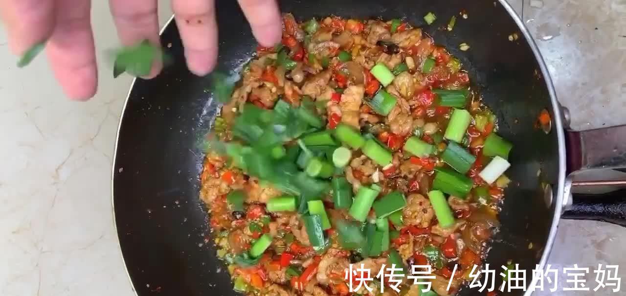 蒜苗炒肉片，口味咸香微辣，极其农村特色，农家菜馆必点的美味！