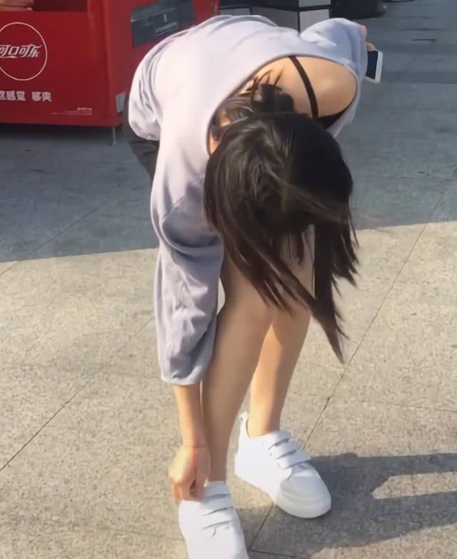 椅子|街拍小姐姐穿搭简约很舒服,转眼却在换鞋,但她还需要一把椅子