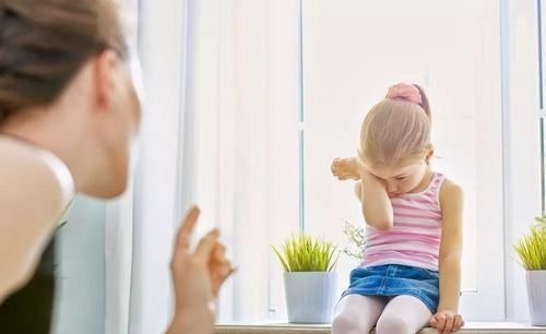 服务员|孩子生气打翻面条,服务员想收拾,奶奶接下来的话,让人肃然起敬