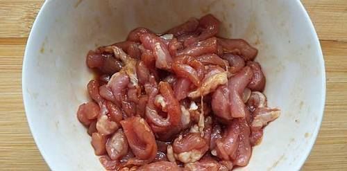 肉丝|炒猪肉时，先放油还是先放肉？很多人都搞错了，难怪肉又老又硬