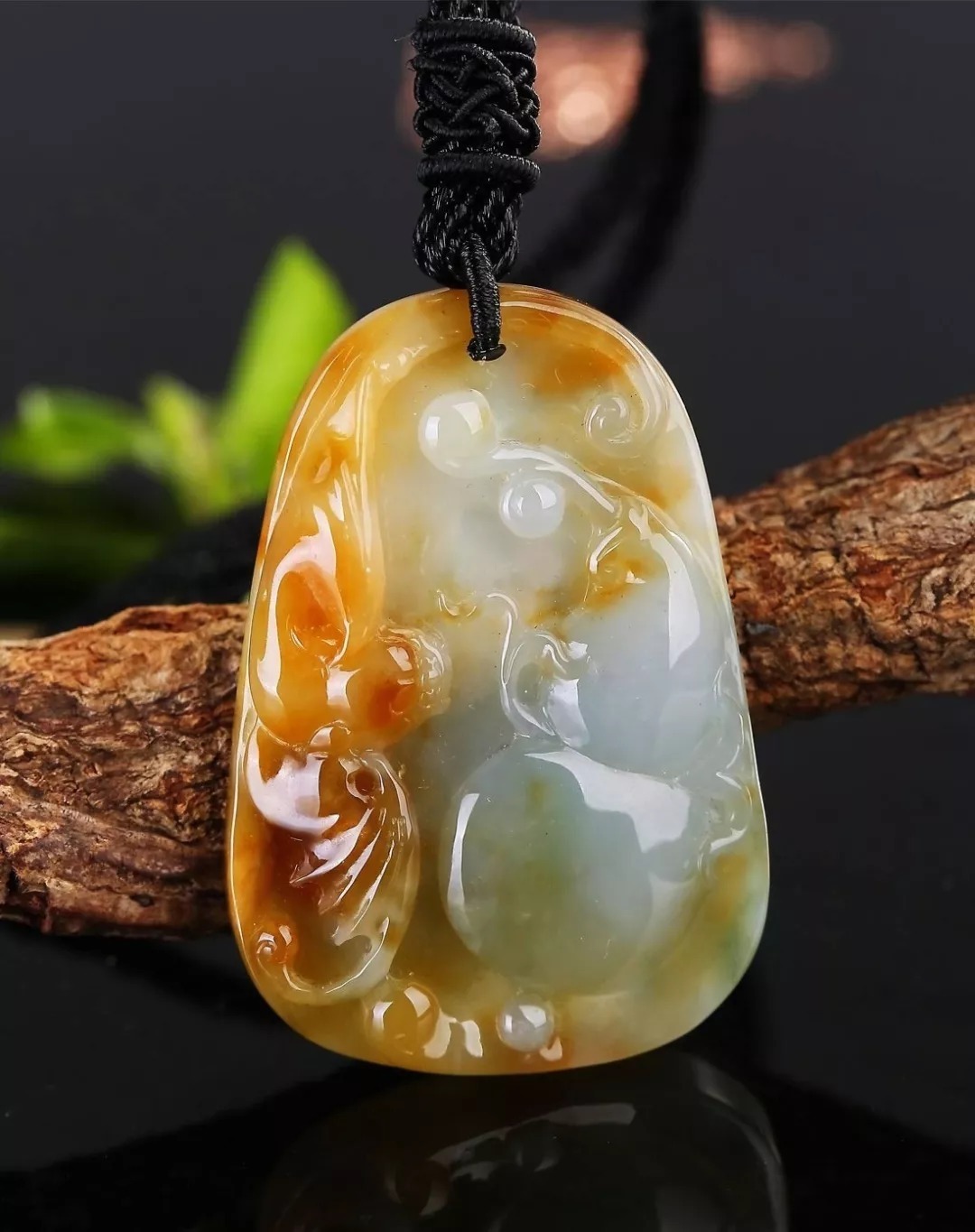 翡翠手镯|黄翡和绿翡翠相比较哪个更好呢?