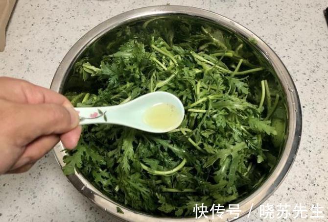 食用油|冬天多吃茼蒿,润肺又安神,简单一蒸好美味,教你详细做法