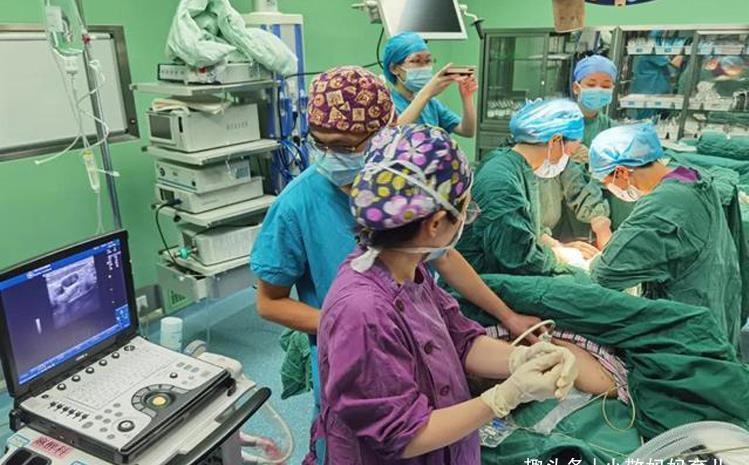 李女士|进入产房前,婆婆偷偷塞给医生一张纸条,得知内容后产妇哭成泪人