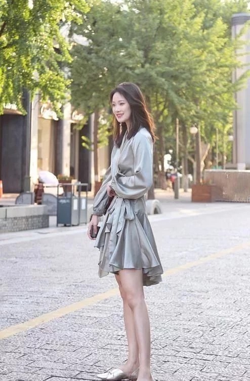 街拍:身材高挑的美女,一条优雅修身长裙,轻松展现曼妙的好身材