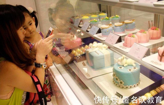 素质教育|家长买“蛋糕边角料”给孩子吃,被网友指责,穷家长会养出自卑娃