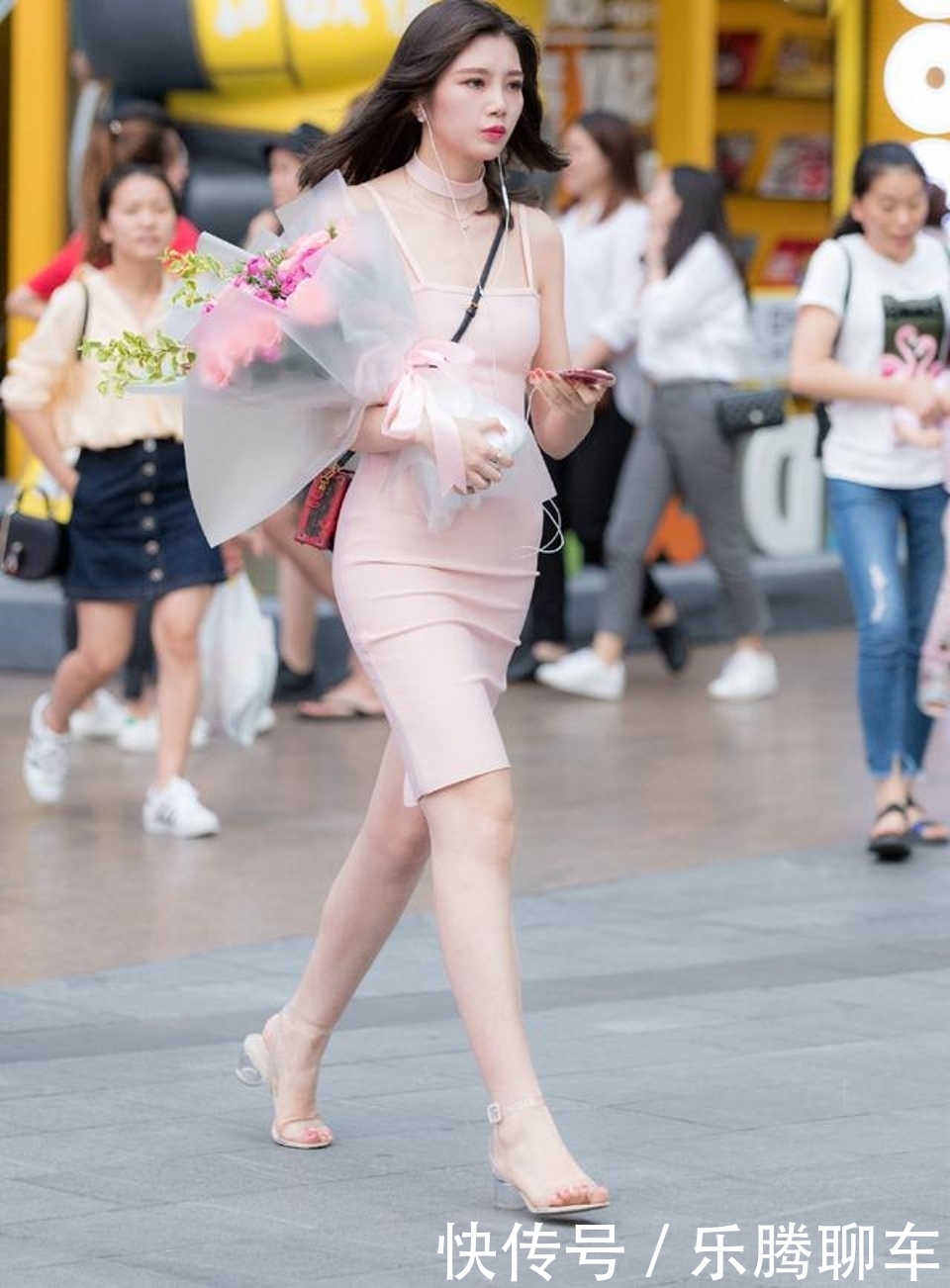 路人街拍，蕾丝是一种非常性感的元素，穿上后气质又迷人