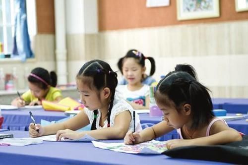 补课|家里一面墙贴满了娃的奖状,妈妈却开心不起来,是我也高兴不了