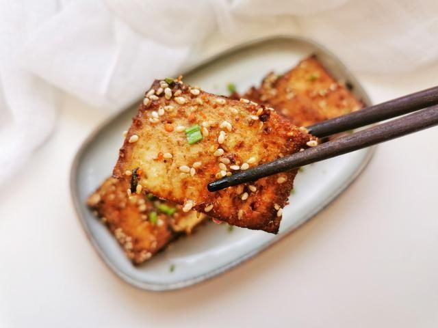 煎豆腐、炖豆腐统统靠边站，这才是豆腐特别牛的做法！香死了