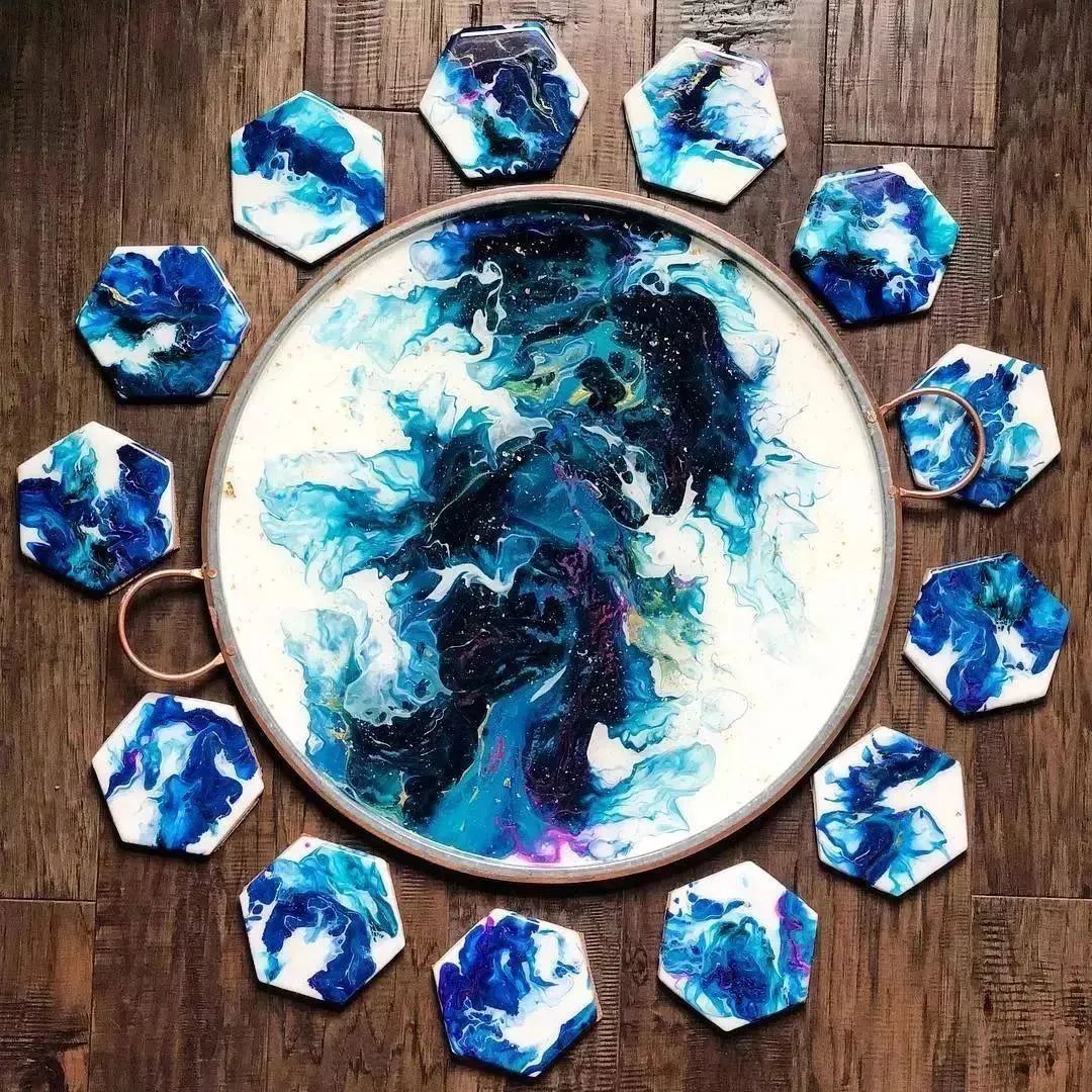 夏威夷$从没学过美术的她,用简单粗暴技法画画,让她成为了百万富豪