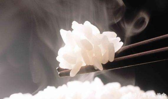 买大米时,该买圆粒米还是长粒米许多人不明白,原来差别这么大