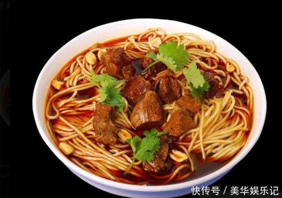 男子去面馆吃牛肉面,牛肉上泛“绿光”,服务员看了眼说“正常”