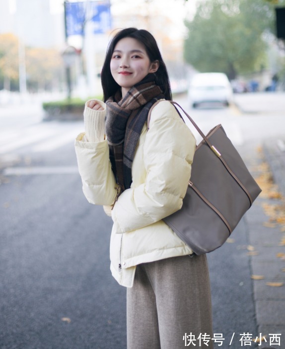 紫色 羽绒服流行“穿短不穿长”,搭配半身裙真优雅、搭配牛仔裤真时髦