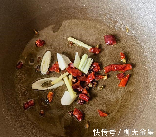 芹菜|芹菜肉丝蒸卤面,肉丝香嫩,芹菜色泽漂亮!