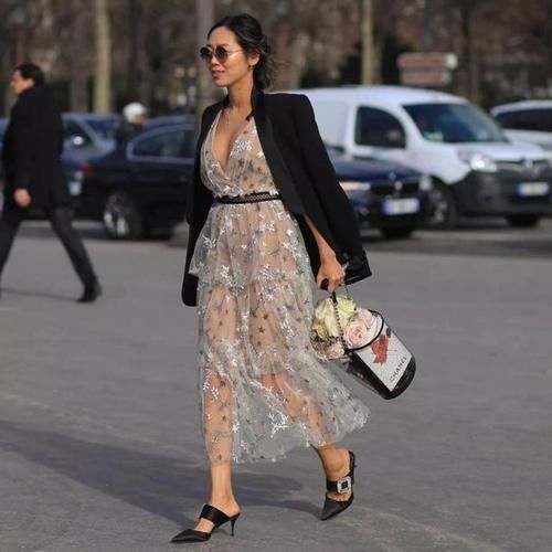 最近流行穿“过膝裙+西装”，洋气显高又保暖，时髦精们也爱了