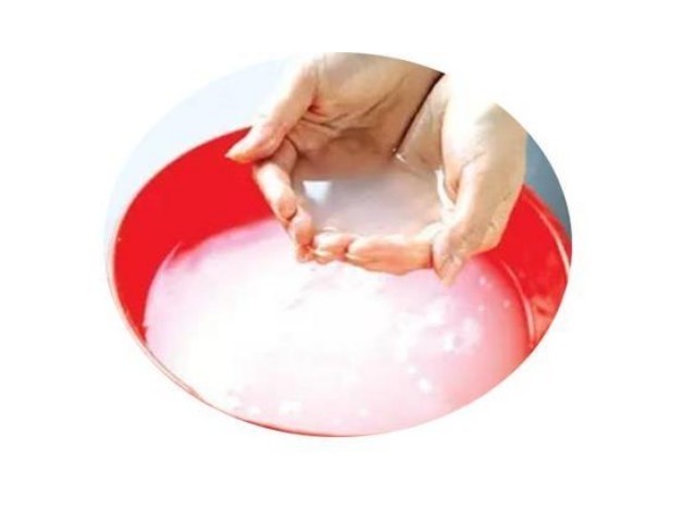 本草纲目|民间最有效的白发变黑发土方,淘米水洗发最常见,你会用吗