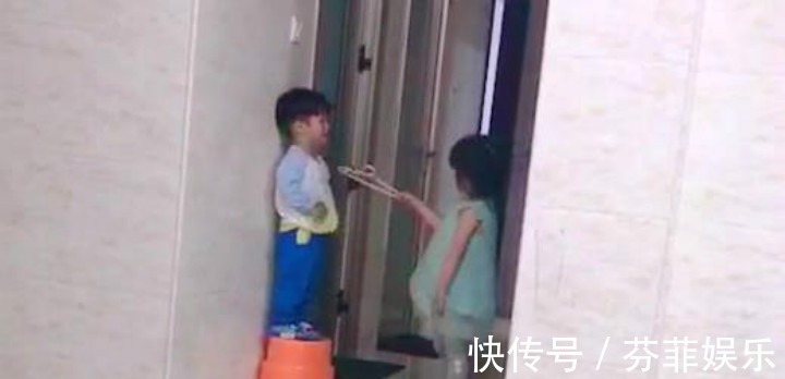 当家长|8岁姐姐打哭3岁弟弟,父母一旁看热闹哈哈大笑:她比我们会教育