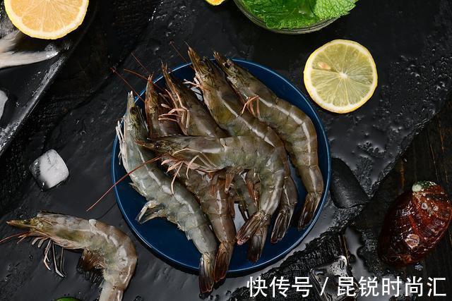 大厨|煮虾是凉水下锅还是开水下锅？看大厨教你煮不腥Q弹的大虾