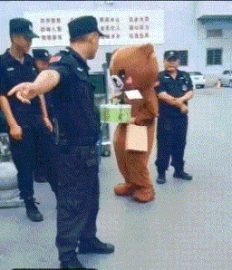 |搞笑GIF趣图:女朋友太爱玩,好想装作不认识她!