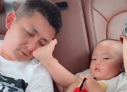 车上|爸爸在车上睡着,宝宝用脚托着爸爸脑袋,真是为爸爸操碎心