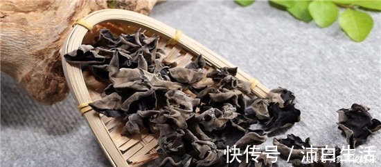 泡木耳一加水就错，教你1个诀窍，5分钟泡发木耳又大又软