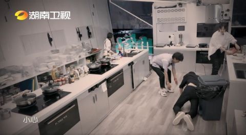 龚俊录《中餐厅》摔倒惹争议，苏有朋张亮也曾因此受伤