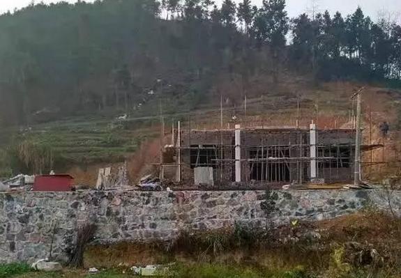 全村|花35万回老家盖房,三层别墅人人羡慕,一场暴雨我成了全村笑话