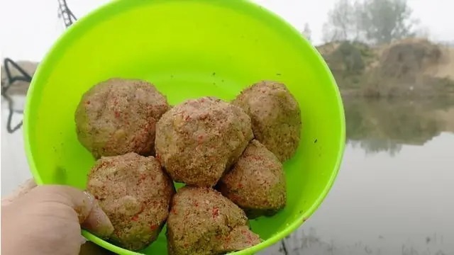 冬季钓鱼久不发窝,不妨试试这种打窝思路,鱼口马上会有变化